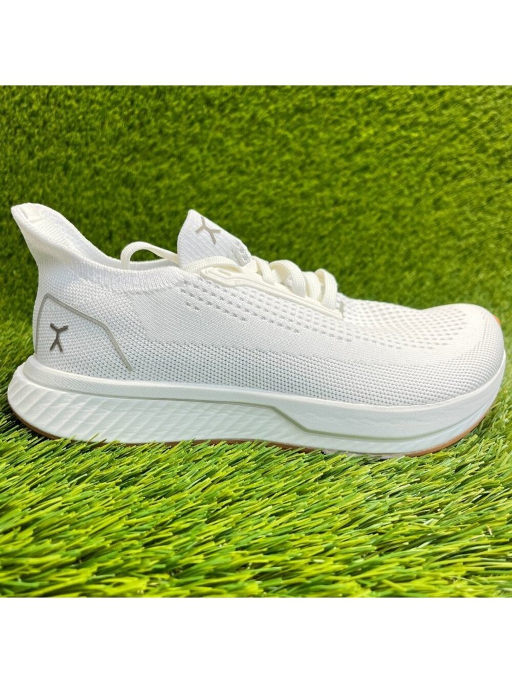 Flux Adapt Runner White Gum Womens Size 7 Running Athletic Walking Knit Shoes